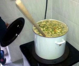Gemeinsames Zubereiten, Kochen und Verkauf der "Erntedank-Suppe"